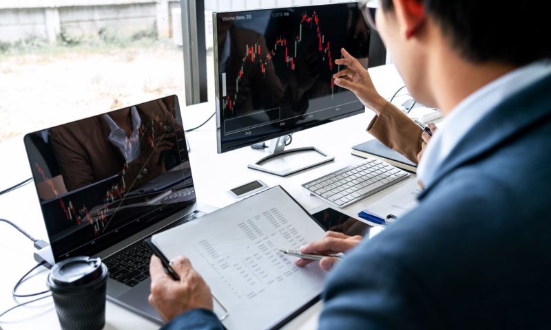 business-team-partner-working-with-computer-e1603246231684-1-1-1-1.jpg 専属担当制で安心の伴走型支援